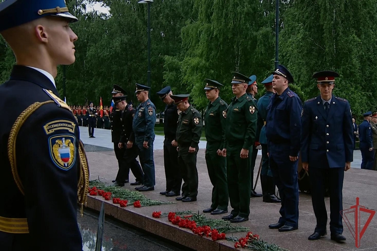 Выпускники военного вуза Росгвардии приняли участие в церемонии возложения венка к Могиле Неизвестного Солдата