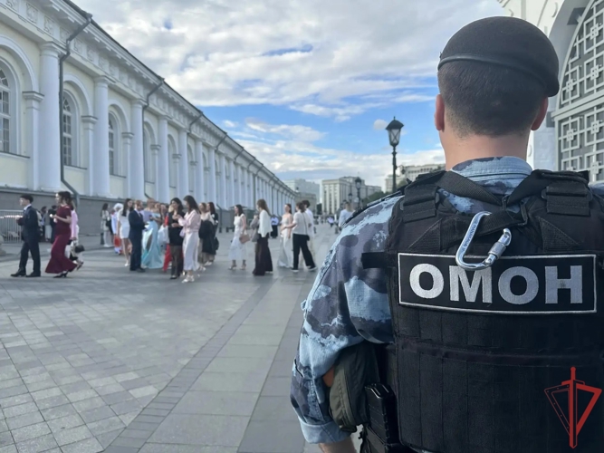 При содействии Росгвардии обеспечена безопасность выпускных вечеров в Центральной России (видео)