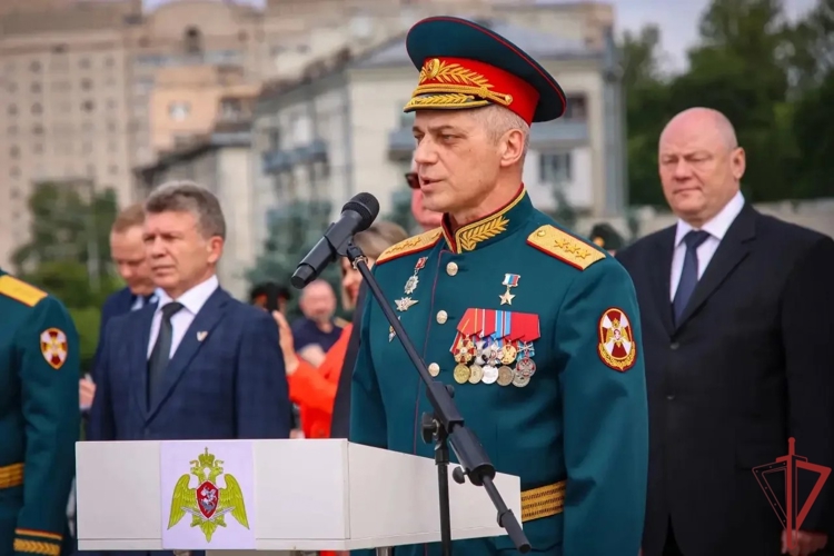В военных институтах и Академии Росгвардии прошли торжественные церемонии выпуска офицеров (видео)