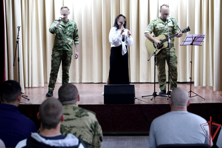Артисты ансамбля песни и пляски ОДОН имени Ф.Э. Дзержинского выступили с концертной программой в зоне СВО (видео)