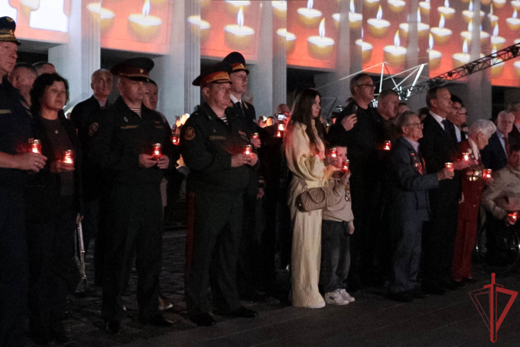 Военнослужащие Росгвардии приняли участие в акции «Свеча памяти» на Поклонной горе в Москве