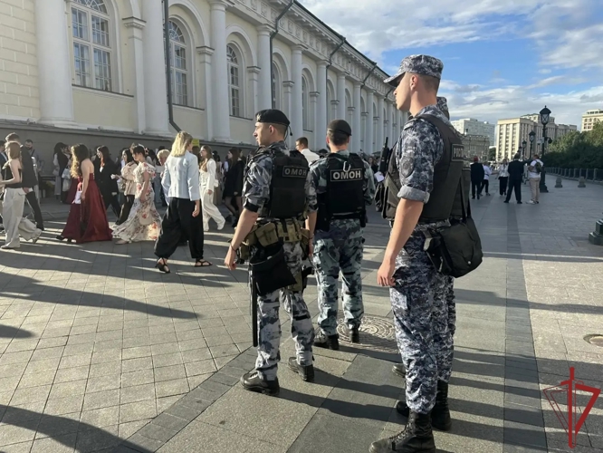 При содействии Росгвардии обеспечена безопасность выпускных вечеров в Центральной России (видео)