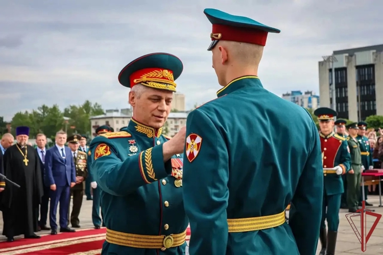 В военных институтах и Академии Росгвардии прошли торжественные церемонии выпуска офицеров (видео)