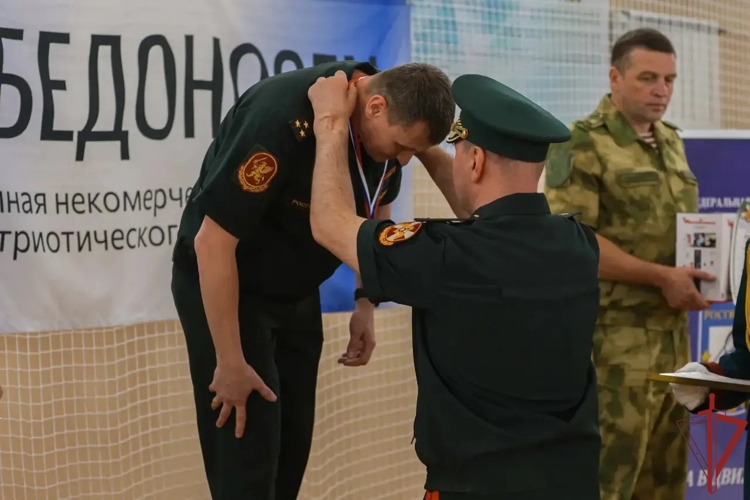 Определены победители чемпионата Росгвардии по плаванию с автоматом