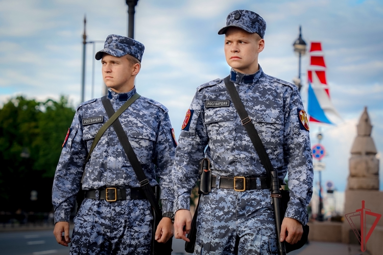 Сотрудники и военнослужащие Росгвардии приняли участие в обеспечении безопасности на празднике выпускников «Алые паруса» в Санкт-Петербурге .