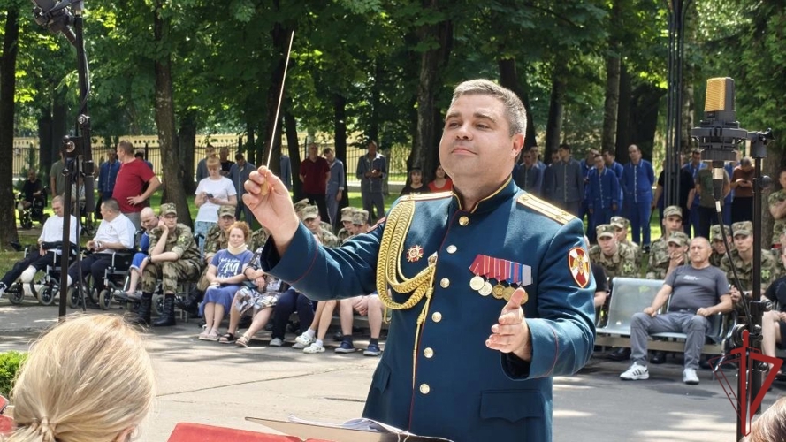 Представители центрального аппарата Росгвардии совместно с АНО «Победоносец» поздравили раненых бойцов с Днем России в Главном госпитале ведомства