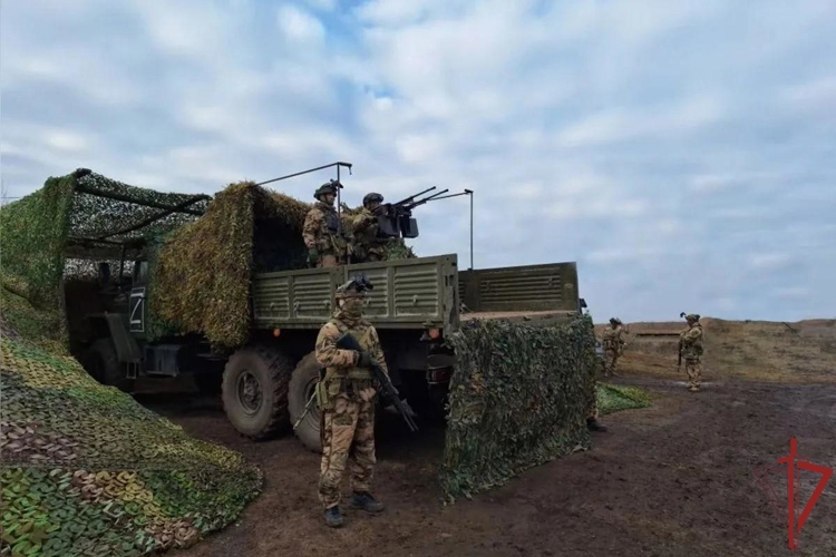 На южном направлении росгвардейцы обеспечивают безопасность местного населения (видео)