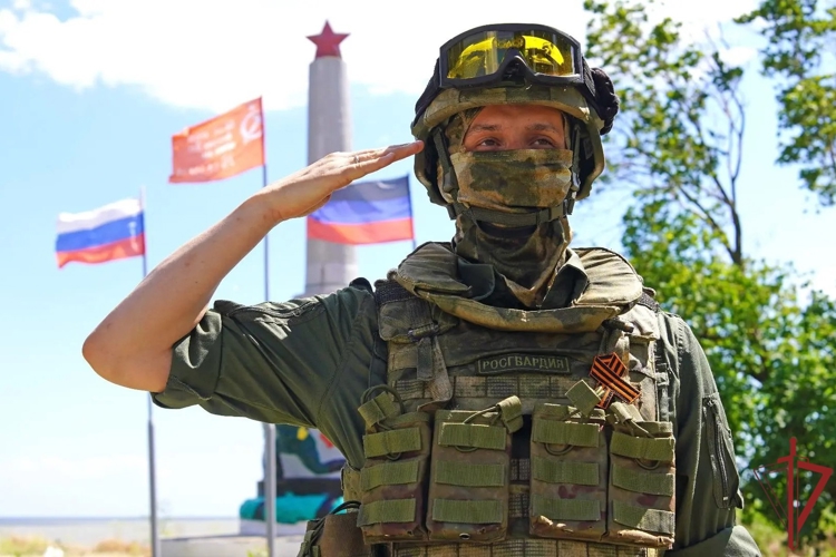 В Донецкой Народной Республики росгвардейцы благоустроили воинские мемориалы