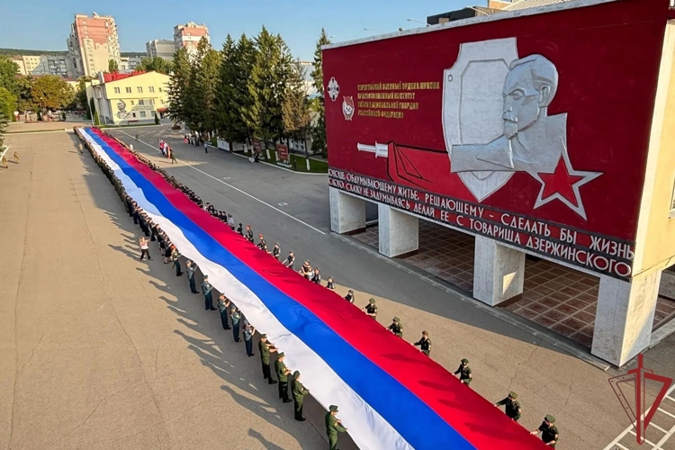 В Саратовском военном Краснознаменном ордена Жукова институте войск национальной гвардии Российской Федерации отметили День Государственного флага