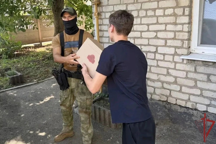 В преддверии нового учебного года росгвардейцы оказали гуманитарную помощь воспитанникам детского дома в ЛНР