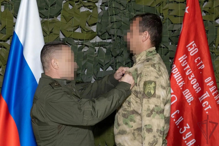 В ДНР командующий группировкой войск национальной гвардии вручил награды отличившимся участникам СВО