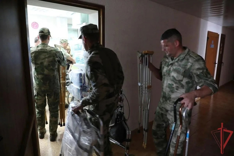В преддверии нового учебного года росгвардейцы оказали гуманитарную помощь воспитанникам детского дома в ЛНР