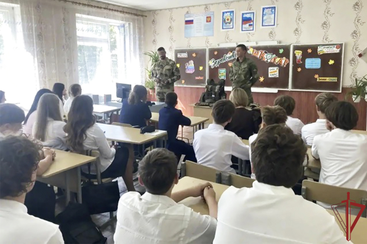 В День знаний росгвардейцы приняли участие в праздничных мероприятиях в Луганской Народной Республике