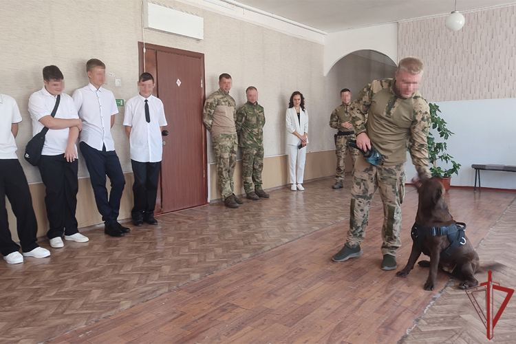 В День знаний росгвардейцы приняли участие в праздничных мероприятиях в Луганской Народной Республике