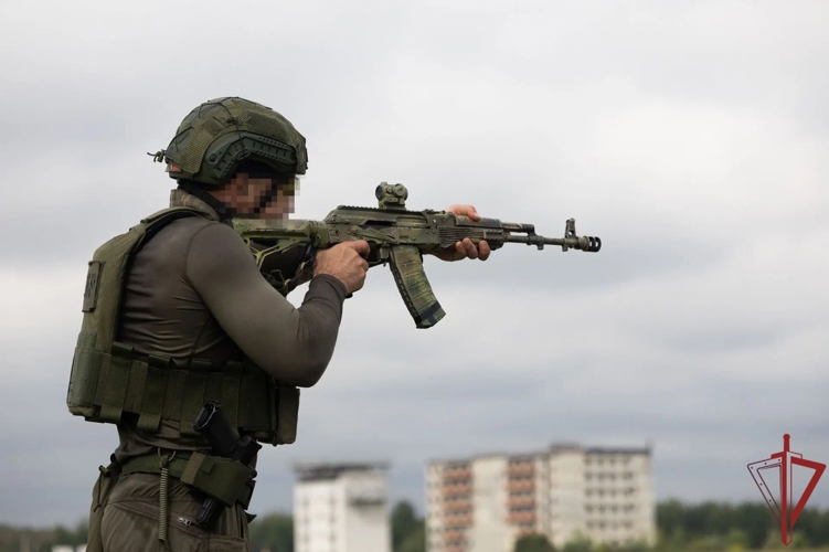 В Росгвардии прошли испытания на право ношения знака отличия полицейского спецназа (видео)