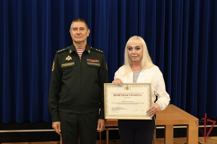 Генерал-полковник Юрий Аверин вручил ведомственные награды Росгвардии сотрудникам Государственного Кремлёвского Дворца
