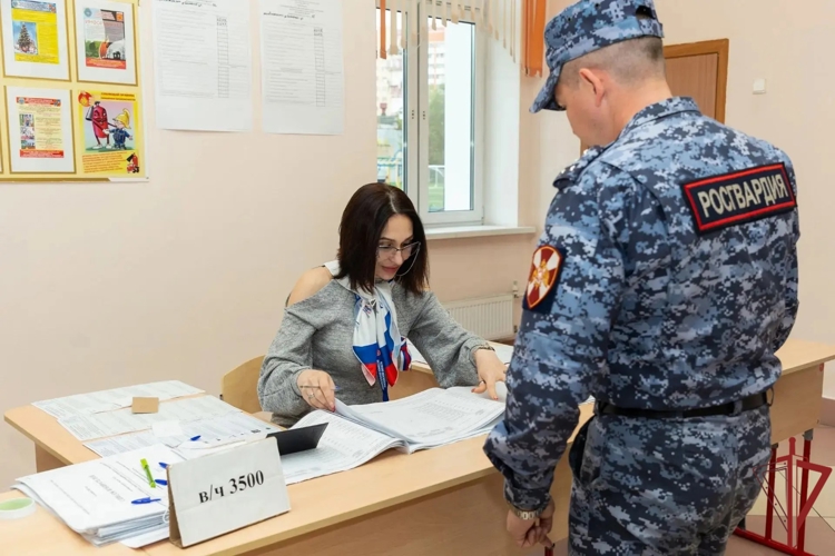 Росгвардейцы принимают участие в Едином дне голосования (видео)