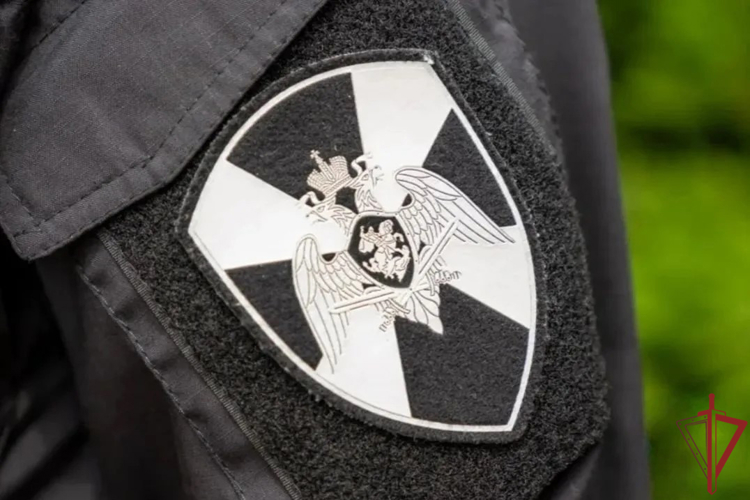 Росгвардейцы помогли эвакуировать жильцов из горящего дома в Воронеже