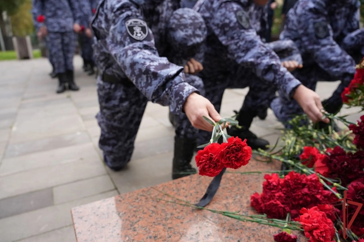 Московские росгвардейцы провели памятное возложение цветов к мемориалу жертв теракта на Каширском шоссе