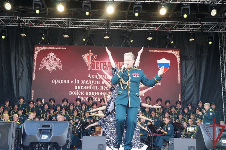 Легендарный ансамбль Росгвардии поздравил ульяновцев с Днем города: город встретил героев сцены овациями  (видео)