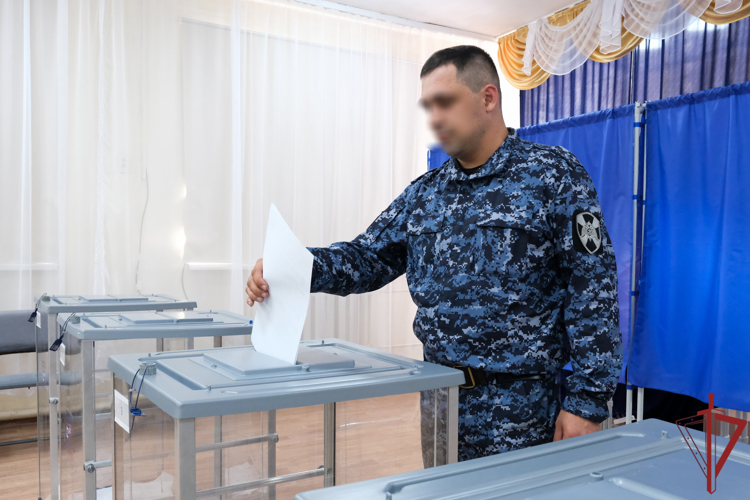 В ЛНР росгвардейцы отдали голоса в первый день Единого дня голосования