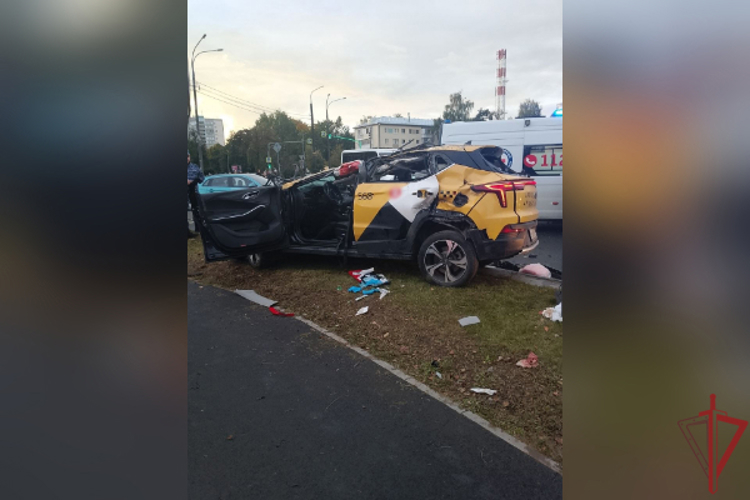 В Подмосковье росгвардейцы помогли извлечь водителя из перевернувшегося после ДТП автомобиля (видео)
