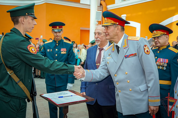 В Санкт-Петербурге заместитель директора Росгвардии поздравил первокурсников Военной академии Росгвардии с принятием Военной присяги (видео)