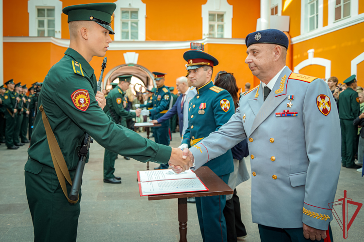В Санкт-Петербурге заместитель директора Росгвардии поздравил первокурсников Военной академии Росгвардии с принятием Военной присяги (видео)
