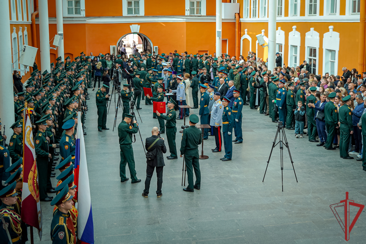 В Санкт-Петербурге заместитель директора Росгвардии поздравил первокурсников Военной академии Росгвардии с принятием Военной присяги (видео)
