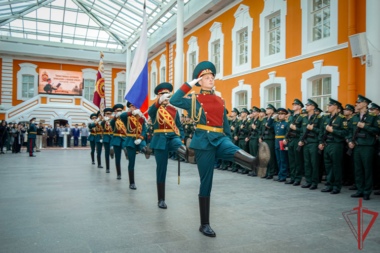 В Санкт-Петербурге заместитель директора Росгвардии поздравил первокурсников Военной академии Росгвардии с принятием Военной присяги (видео)