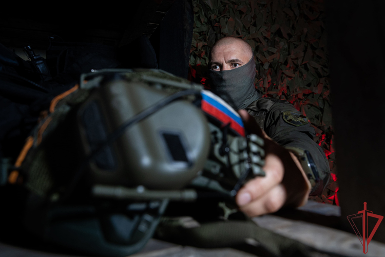   Сотрудники СОБР Росгвардии спасли 10 мирных жителей от удара реактивного дрона ВСУ в ДНР (видео)