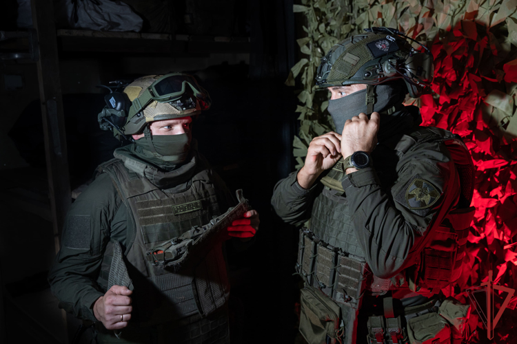   Сотрудники СОБР Росгвардии спасли 10 мирных жителей от удара реактивного дрона ВСУ в ДНР (видео)