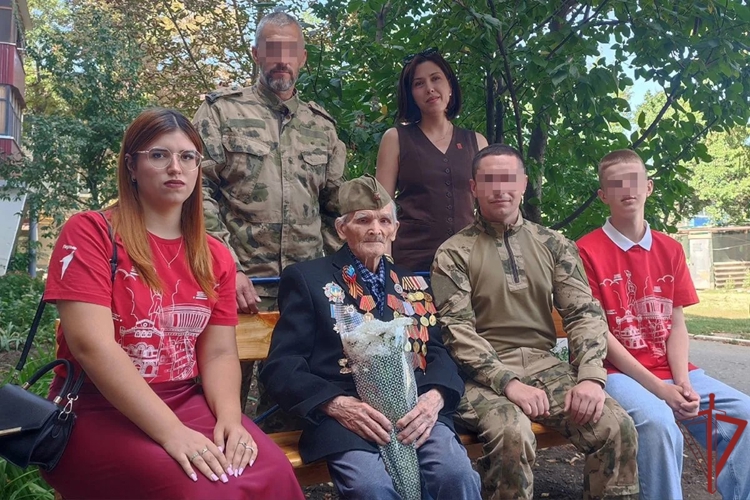 Сотрудники Росгвардии навестили 100-летнего ветерана Великой Отечественной войны