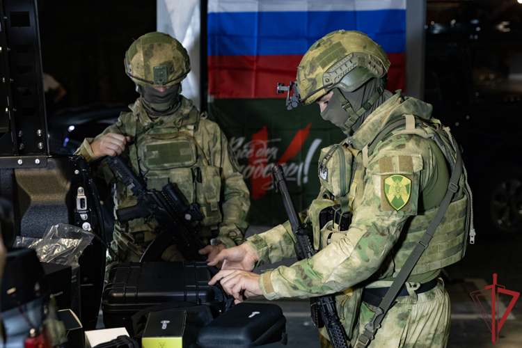 В ДНР выполняющим задачи СВО росгвардейцам передали внедорожники для противодействия вражеским дронам (ВИДЕО)