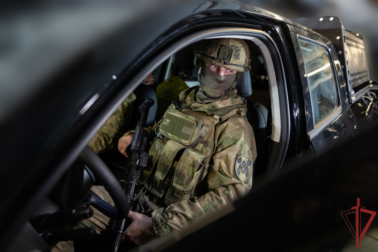 В ДНР выполняющим задачи СВО росгвардейцам передали внедорожники для противодействия вражеским дронам (ВИДЕО)