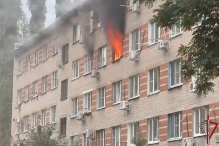 Росгвардейцы помогли эвакуировать жильцов из горящего дома в Воронеже