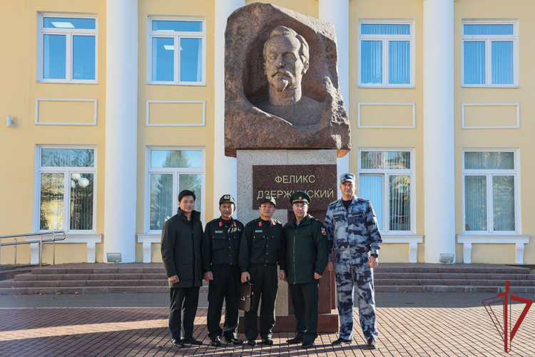 Кинологи Росгвардии поделились опытом с коллегами из Министерства общественной безопасности Социалистической Республики Вьетнам