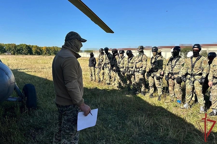 В Кабардино-Балкарии спецназовцы Северо-Кавказского округа Росгвардии совершили беспарашютное десантирование (видео)