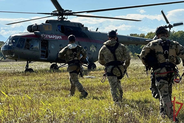 В Кабардино-Балкарии спецназовцы Северо-Кавказского округа Росгвардии совершили беспарашютное десантирование (видео)