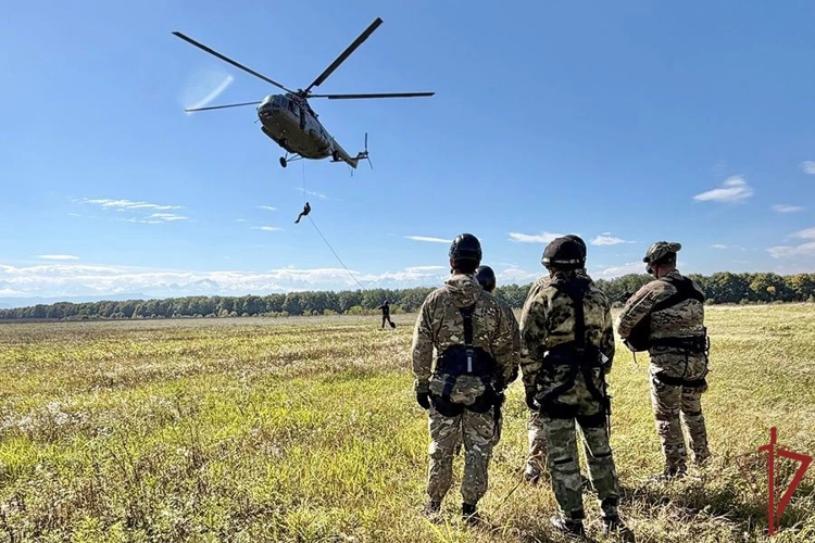 В Кабардино-Балкарии спецназовцы Северо-Кавказского округа Росгвардии совершили беспарашютное десантирование (видео)
