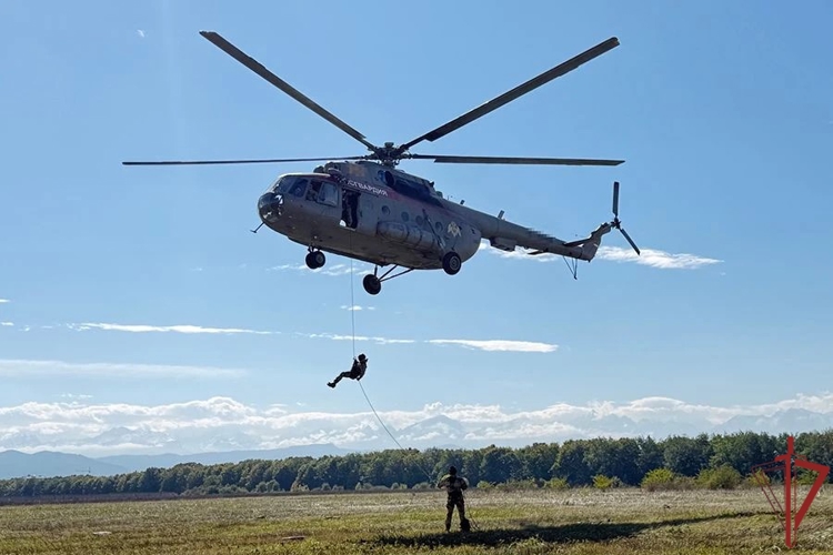 В Кабардино-Балкарии спецназовцы Северо-Кавказского округа Росгвардии совершили беспарашютное десантирование (видео)