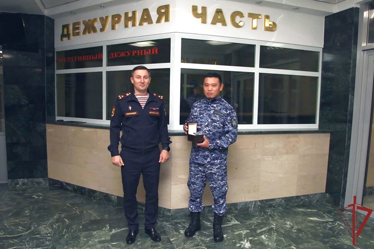 Заместитель начальника ГУВО Росгвардии наградил сотрудника вневедомственной охраны, прославившегося в сети вежливым задержанием нарушителя