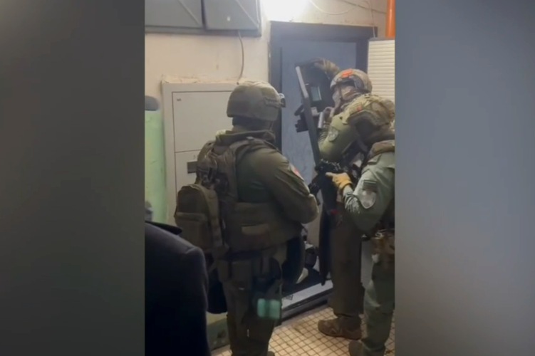 В Санкт-Петербурге при силовой поддержке СОБР Росгвардии пресечена деятельность группы лиц, подозреваемых в совершении тяжких преступлений (видео)