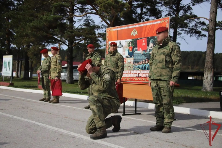 Военнослужащие спецподразделений Сибирского округа Росгвардии прошли испытания на право ношения крапового берета